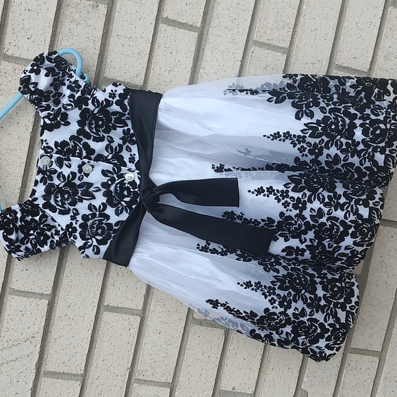 Black & White Dress - Picture 8 of 10